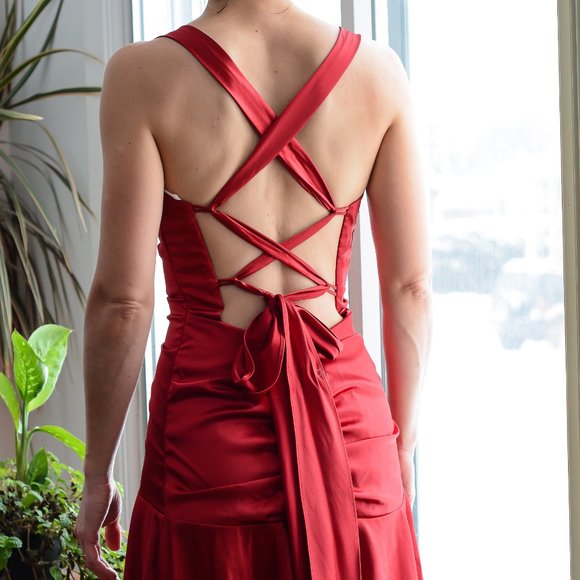 Red satin dress - Picture 6 of 9